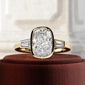 Bague en or avec trois diamants de laboratoire taille coussin de 2 carats, design élégant, certification IGI, clarté VVS, pour femme - Product Image 1