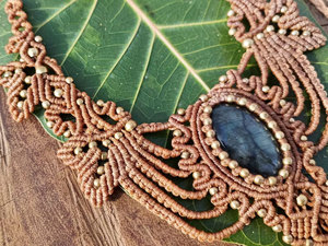 Collar de Macramé Hecho a Mano con Colgante de Labradorita y Cuerda de Cáñamo, Ajustable, Estilo Boho, Joyería Curativa - Product Image 3