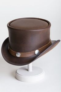 Chapeau en cuir fait main avec de fines coutures pour une qualité artisanale, un style tendance et une longue durée de vie - Product Image 6