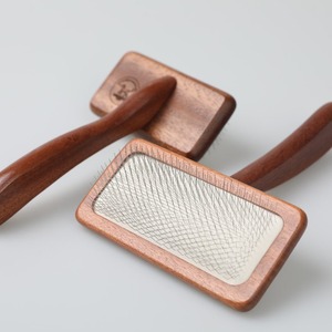 Brosse démêlante en bois pour animaux de compagnie, facile à utiliser, efficace pour l'élimination des poils, avec manche en bois, pour le toilettage et la perte de poils chez les animaux. - Product Image 3
