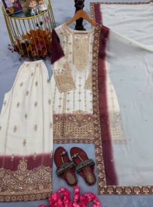 Ensemble prêt-à-porter : haut en georgette à étoiles avec broderie de créateur, travail de sequins, rembourrage bicolore, pantalon palazzo et dupatta. - Product Image 5