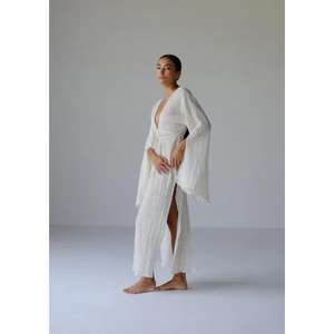Vestido largo bohemio blanco para mujer con cuello en V profundo, manga tipo kimono, abertura lateral, ideal para la playa o resort de verano. - Product Image 4