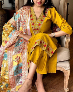 Ensembles Kurti droit en viscose Chanderi couleur moutarde très demandés pour femmes, avec pantalon et dupatta en soie imprimée - Product Image 4