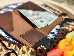 Estuche para Cheques de Cuero Genuino de Lujo Hecho a Mano, Seguro, Moderno y Profesional para Restaurantes - Product Image 4