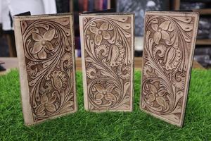 Portefeuille en cuir de vachette occidental pour hommes, sculpté à la main, ouvert-fermé, porte-cartes de crédit RFID marron usiné, fentes multiples, vente en gros - Product Image 2