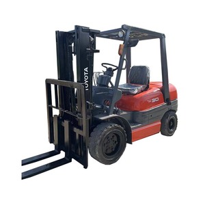 Chariot élévateur Toyota d'occasion en excellent état, 3 tonnes, moteur à roulement, capacité de charge nominale 3 niveaux, 4 mètres de hauteur de levage - Product Image 5