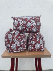 Ensemble de trousses de toilette en coton à imprimé floral rouge avec fermeture éclair, pochette de voyage pour femmes, sacs pour usage quotidien en provenance d'Inde - Product Image 4