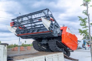 Kubota DC-108X 108HP Diesel Combine <b>Harvester</b> Rice Grain Harvesting Equipment for Commercial Farming - Product Image 2