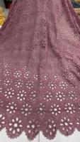 Tissu Hakoba importé de qualité supérieure, orné de broderies ajourées élégantes et de broderies au fil blanc, idéal pour les salwar kameez et les kurtis de boutique.