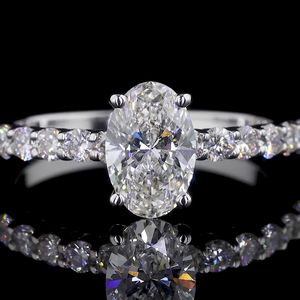 แหวนเพชรทรงรี 1.75 กะรัต รับรองโดย IGI เพชรเพาะเลี้ยงในห้องปฏิบัติการ สำหรับงานหมั้นและวันครบรอบ ตัวเรือนทอง 14K ชุบเคลือบแบบ Pave Band สีขาว E คลาสสิก - Product Image 4