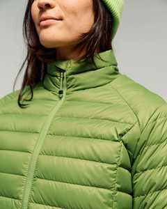 Chaqueta de invierno acolchada personalizada para mujer, ropa informal premium para exteriores, a prueba de viento, con cierre de cremallera y bolsillos laterales. - Product Image 3