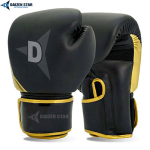 Gants de boxe Daizen Star en cuir PU noir et or avec sangle de poignet réglable pour la fermeture, respirants et personnalisables pour adultes - Product Image 2