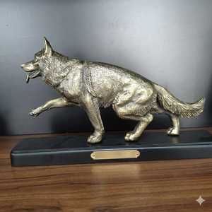 Sculpture de Berger Allemand en Laiton Finition Bronze, Figurine Animale Faite à la Main, Design Traditionnel, Décoration de Table, Présentoir pour Salon - Product Image 3