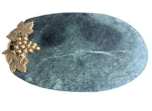 Elegante bandeja ovalada Diseño de uva dorada Elegante decoración para bodas y hogares Hecho de mármol de granito y cobre con asa - Product Image 2