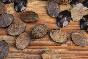 Botón de cuerno de búfalo natural más vendido, ampliamente utilizado en la confección de alta gama, incluyendo trajes de hombre a medida y abrigos de invierno. - Product Image 6
