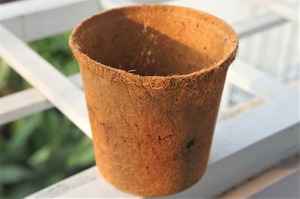 Pot de fleurs minimaliste en fibre de coco, biodégradable et écologique, avec trou de drainage pour plantes d'intérieur et verdure - Product Image 2