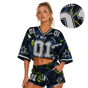 Ensemble de survêtements scintillants style universitaire, haut court en maille premium, motif camouflage abstrait, strass, maillot de football américain, imprimé étoiles surdimensionné, collection mode sport - Product Image 1