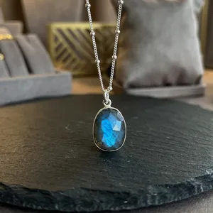 Collier de fiançailles et de mariage en labradorite ovale sertie, avec chaîne satellite superposable, effet arc-en-ciel profond et éclatant, en argent sterling 925 - Product Image 5