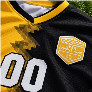 Tenue de football personnalisée jaune et noire avec panneaux, maillot et short de football par sublimation, nouveau design, sur mesure pour les commandes d'équipes scolaires - Product Image 2