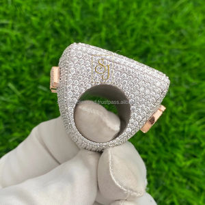 Anillo de Hombre Estilo Hiphop, Chapado en Platino, Plata 925, Letra Inicial Personalizada, con Incrustaciones de Moissanita Color D VVS de 25.62 Quilates, Engaste Pavé - Product Image 4