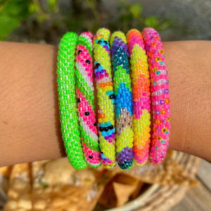 Ensemble de bracelets épais et ronds en perles de rocaille orange et jaunes, bijoux ethniques pour femmes, vente en gros d'accessoires - Product Image 1