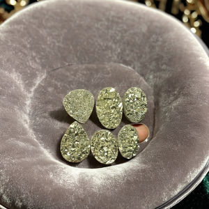 Joyería de Lujo Hecha a Mano - Cristal de Pirita con Corte Corazón Cabujón de Parte Trasera Plana, Accesorio de Alta Gama para Pulsera, Venta Caliente, Cambio de Color - Product Image 1