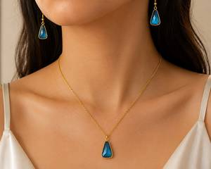 Ensemble de colliers Mayrabygungun en acier inoxydable plaqué rhodium, avec pendentif en chalcédoine bleu clair en forme de larme et imitation perle, sur chaîne. - Product Image 1