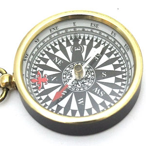 Boussole de poche artisanale vintage rouge et noire en laiton, outil de navigation multifonction portable pour la randonnée en extérieur - Product Image 1