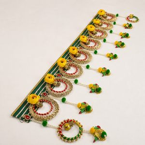 Guirnalda Decorativa Hecha a Mano para Puerta, con Anillos Dorados, Flores y Lazos, para Decoración Festiva de Diwali, Bodas y Entrada del Hogar - Product Image 2