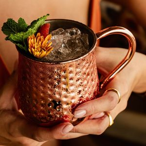 Juego de tazas Moscow Mule de cobre Coral Bay, tazas para bebidas reutilizables, hechas a mano, con acabado premium. - Product Image 4