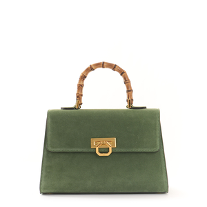 Bolso tipo satchel de gamuza verde salvia con un asa de bambú única. Elegancia inspirada en la naturaleza. Disponible a precios de mayorista. - Product Image 1
