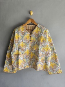 เสื้อแจ็คเก็ตผ้าควิลท์ลายดอกไม้สีเหลือง คอวี แขนสามส่วน ผ้าฝ้าย เสื้อคลุมฤดูใบไม้ผลิสำหรับผู้หญิง ของขวัญสำหรับเธอ - Product Image 1