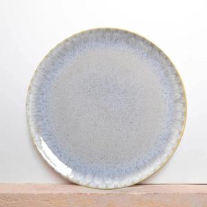 Assiette en céramique émaillée nacrée avec bordure dégradée subtile, finition durable et brillante, vaisselle élégante pour les repas quotidiens - Product Image 1