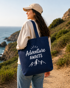 L'aventure vous attend : Sac fourre-tout en toile bleu marine personnalisé avec impression de montagne, poignée supérieure, idéal pour les voyages et le shopping - Product Image 5