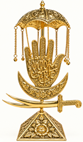 Sculpture artisanale en argent de la main de Hamsa avec incrustation de turquoise en forme de croissant et d'épée, pièce d'art décorative religieuse traditionnelle pour table