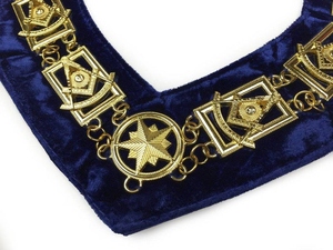 Collar de cadena Past Master Blue Lodge chapado en oro sobre terciopelo azul con insignias cosidas estilo clásico - Product Image 6