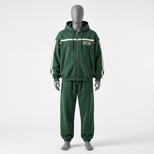 Conjunto deportivo verde oversize para hombre con cremallera, sudadera con capucha y cremallera con franja en el pecho color crema, pantalones de chándal lisos con puños y línea en las mangas color crema, conjunto de chándal verde con cremallera. - Product Image 1
