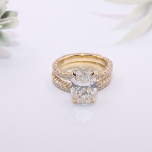Anillo de compromiso de oro amarillo con diamante ovalado cultivado en laboratorio, halo oculto, pavé de varias filas y banda de boda a juego, joyería fina personalizada - Product Image 1