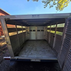 Remorque de transport d'animaux professionnelle, conçue pour le transport commercial de bétail, avec un châssis robuste et une construction de plancher durable. - Product Image 3