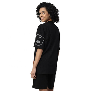 Ensemble deux pièces imprimé dessin animé noir pour femme – T-shirt oversize personnalisé et short, idéal pour les loisirs ludiques et le style urbain jeune - Product Image 2
