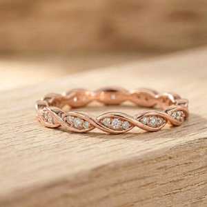 Anillo de Compromiso de Diamante Cultivado en Laboratorio con Certificación IGI, Corte Redondo de 0.18ct, Oro Sólido de 10K, 14K o 18K, Color E, Claridad VVS - Product Image 2