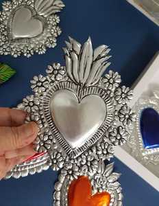 Decoración de Pared Vintage de Metal con Sagrado Corazón, Diseño de Esmalte Rojo y Paloma, Adorno Navideño Artesanal - Product Image 3