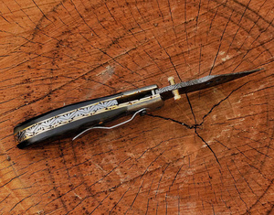 Couteau de poche pliant artisanal en acier Damas, manche en corne noire et étui en cuir, couteaux de survie en gros, Pasha Enterprises - Product Image 3