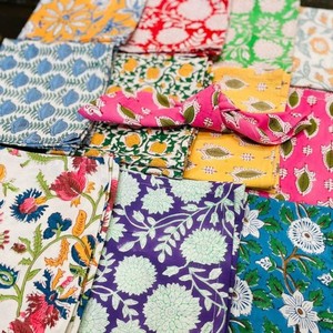 Serviettes de table carrées en coton bio, imprimées à la main, style bohème, lavables en machine, lot de 10. - Product Image 1