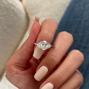 Bague à trois pierres en diamant ovale de 1,4 carat cultivé en laboratoire, diamants demi-lune, certifiée IGI - Product Image 2