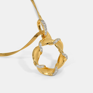 Collar con Colgante de Diamante Cultivado en Laboratorio en Forma de Círculo Trenzado en Oro Amarillo - Product Image 5