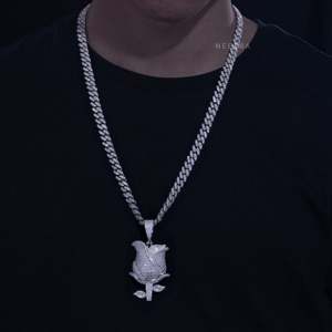 Colgante de Moissanita en Forma de Rosa - Hecho a Mano en Plata 925, Colgante de Moissanita en Forma de Rosa con Corte Baguette, Acabado de Alta Calidad, Unisex, Totalmente Cubierto de Piedras - Product Image 6