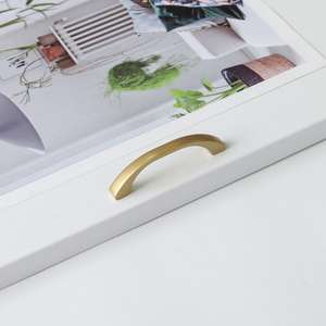 มือจับและลูกบิดเฟอร์นิเจอร์ทรงสี่เหลี่ยมโค้งมนสีทอง ZAMAK ร่วมสมัย เป็นมิตรกับสิ่งแวดล้อม ทนทาน เหมาะสำหรับสถานที่กีฬาและลิ้นชัก - Product Image 2