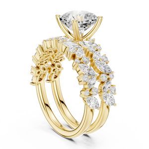 Ensemble de bagues de fiançailles en or jaune avec diamant de laboratoire, pierre centrale taille coussin, bande pavée multi-pierres - Product Image 4