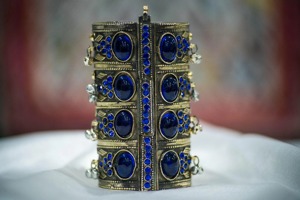 Bracelet à breloques multicouche avec pièces de monnaie afghanes, gravures détaillées et travail métallique orné, inspiré du style nomade - Product Image 2